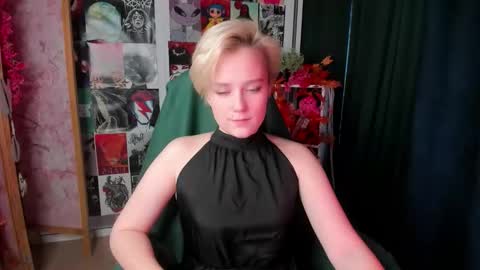 Snapshot of ellie_heavenly chatting on November 21, 3:05 am Ellie online show from November 21, 3:05 am