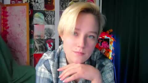 Snapshot of ellie_heavenly chatting on November 29, 9:01 am Ellie online show from November 29, 9:01 am