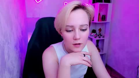 Snapshot of ellie_heavenly chatting on December 4, 8:23 am Ellie online show from December 4, 8:23 am