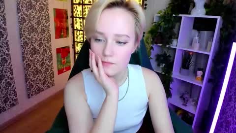 Snapshot of ellie_heavenly chatting on December 5, 2:20 am Ellie online show from December 5, 2:20 am