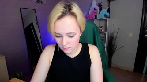 Snapshot of ellie_heavenly chatting on December 14, 8:09 am Ellie online show from December 14, 8:09 am