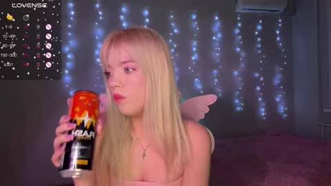 Snapshot of ellie_lovely_girl chatting on December 2, 7:42 pm ellie online show from December 2, 7:42 pm