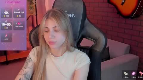 elliecutes online show from December 10, 11:43 am