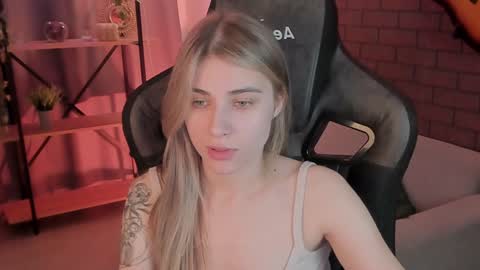 elliecutes online show from December 16, 9:35 am
