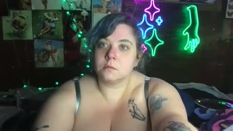 Snapshot of ellielouise11 chatting on January 5, 3:00 am Ellie Louise online show from January 5, 3:00 am