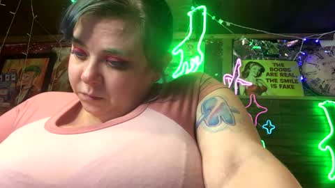 Snapshot of ellielouise11 chatting on January 18, 2:25 am Ellie Louise online show from January 18, 2:25 am