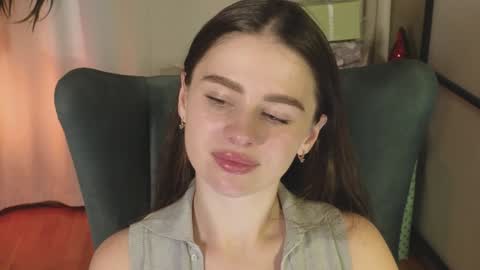 Snapshot of elliephant_ chatting on December 19, 12:01 pm just Emily online show from December 19, 12:01 pm