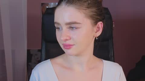 Snapshot of elliephant_ chatting on December 23, 5:22 pm just Emily online show from December 23, 5:22 pm