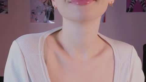 Snapshot of elliephant_ chatting on December 24, 6:39 pm just Emily online show from December 24, 6:39 pm