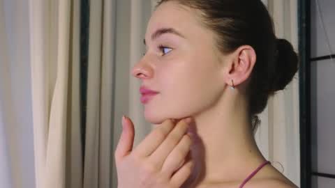 Snapshot of elliephant_ chatting on December 29, 6:49 pm just Emily online show from December 29, 6:49 pm