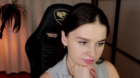 Snapshot of elliephant_ chatting on December 30, 12:20 pm just Emily online show from December 30, 12:20 pm