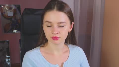 Snapshot of elliephant_ chatting on January 3, 12:30 pm just Emily online show from January 3, 12:30 pm