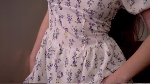 Snapshot of elliephant_ chatting on January 5, 3:34 pm just Emily online show from January 5, 3:34 pm