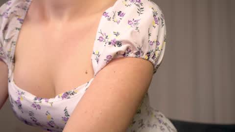 Snapshot of elliephant_ chatting on January 5, 6:35 pm just Emily online show from January 5, 6:35 pm