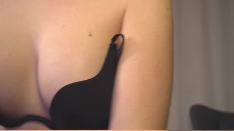 Snapshot of elliephant_ chatting on January 7, 6:14 pm just Emily online show from January 7, 6:14 pm