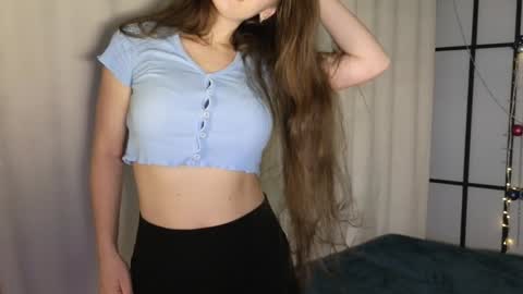 Snapshot of elliephant_ chatting on January 11, 6:33 pm just Emily online show from January 11, 6:33 pm