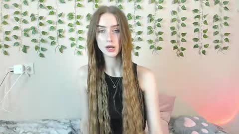 Snapshot of ellierough chatting on June 15, 3:31 am ellierough online show from June 15, 3:31 am