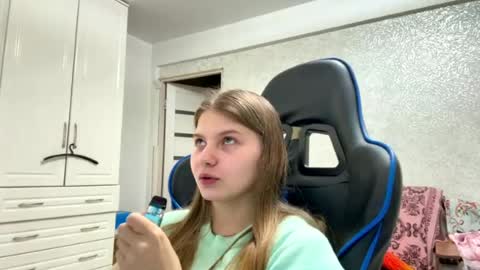 Elly online show from August 6, 10:28 am
