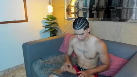 Snapshot of elliot_colton chatting on November 20, 9:36 pm Elloit Colton online show from November 20, 9:36 pm