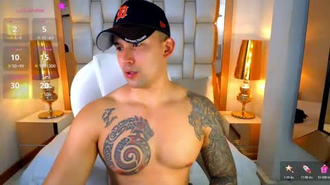 Snapshot of elliott_veelez chatting on April 18, 9:15 pm E L L I O T V E L E Z online show from April 18, 9:15 pm