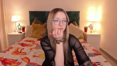 Snapshot of elliup chatting on November 30, 8:07 am elliup online show from November 30, 8:07 am