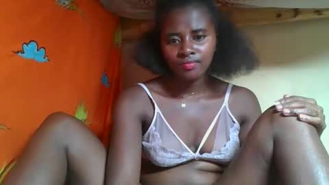 Snapshot of ellodi chatting on May 25, 8:42 am Ellodi online show from May 25, 8:42 am