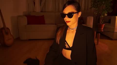 Snapshot of elly_fry chatting on November 22, 6:18 pm Art Place online show from November 22, 6:18 pm