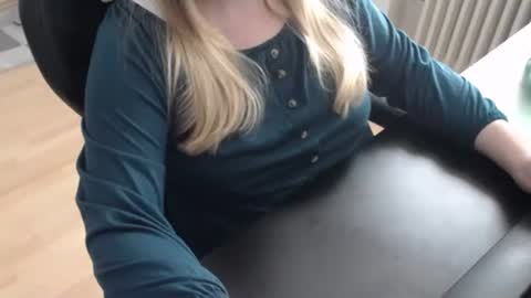 Elly online show from October 18, 9:32 am