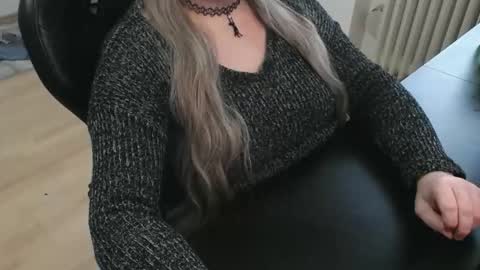 Elly online show from October 28, 1:36 pm