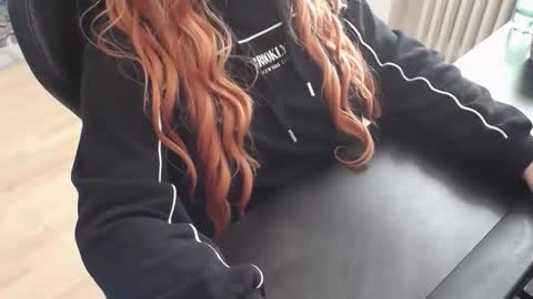 Elly online show from November 12, 9:53 am