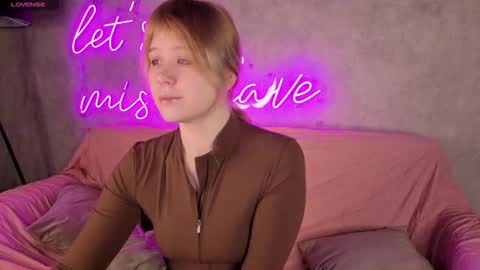 Snapshot of ellya_castro chatting on November 9, 12:09 am ellya_castro online show from November 9, 12:09 am