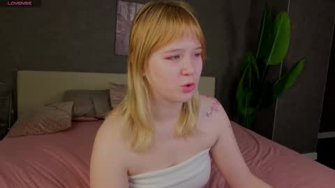 Snapshot of ellya_castro chatting on November 27, 12:24 am ellya_castro online show from November 27, 12:24 am