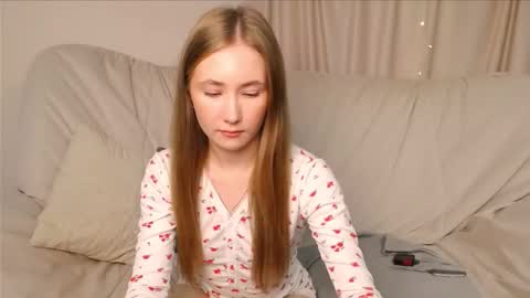 Snapshot of ellycolins chatting on October 14, 2:45 am Elly online show from October 14, 2:45 am