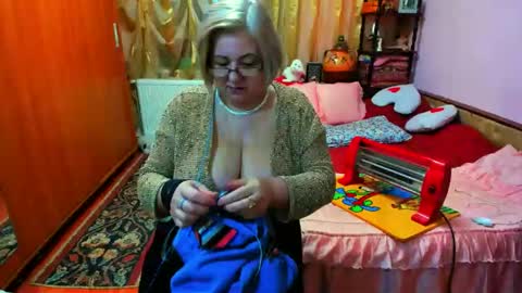 ellyhot53 online show from December 4, 1:53 pm