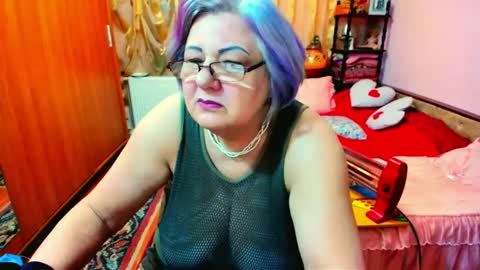 ellyhot53 online show from December 19, 12:34 am