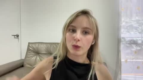 ellykeyofficial online show from April 23, 7:38 pm
