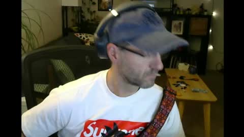 Snapshot of elmetaagain chatting on July 7, 6:47 am elmetaagain online show from July 7, 6:47 am