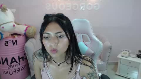 Snapshot of elody_a chatting on February 8, 9:35 am Elody online show from February 8, 9:35 am