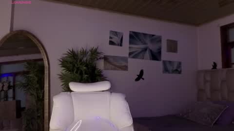 Snapshot of eloisee_ chatting on March 12, 8:15 pm Eloise . online show from March 12, 8:15 pm