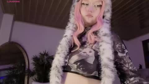 Snapshot of eloisee_ chatting on March 17, 8:23 pm Eloise . online show from March 17, 8:23 pm