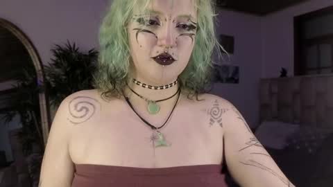 Snapshot of eloisee_ chatting on April 1, 9:01 pm Eloise . online show from April 1, 9:01 pm