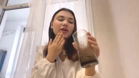 Snapshot of eloisetatsuhara chatting on October 21, 11:44 am Alice online show from October 21, 11:44 am