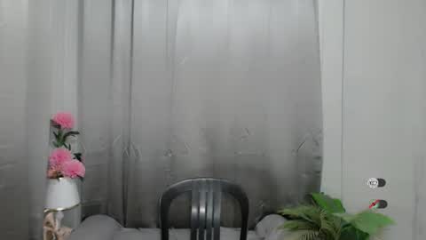 Snapshot of elora_charming chatting on February 22, 4:29 am elora_charming online show from February 22, 4:29 am
