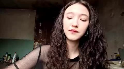 Snapshot of elouisevallian chatting on June 17, 2:14 am Elara online show from June 17, 2:14 am