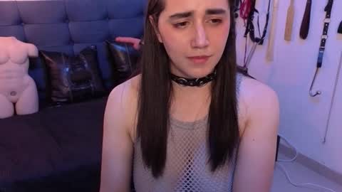 elowen_halley1 online show from October 26, 8:15 pm