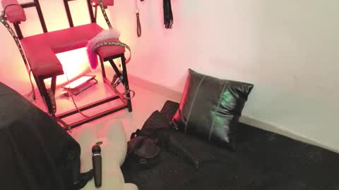 elowen_halley1 online show from January 5, 7:39 pm