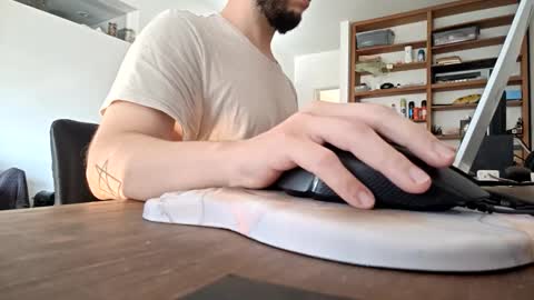 Snapshot of elriclust chatting on April 4, 6:38 pm elriclust online show from April 4, 6:38 pm