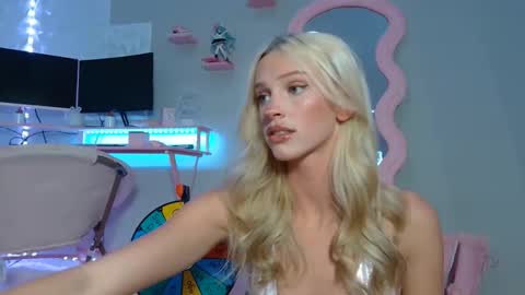 Snapshot of elsa_may chatting on March 3, 1:56 am elsa_may online show from March 3, 1:56 am