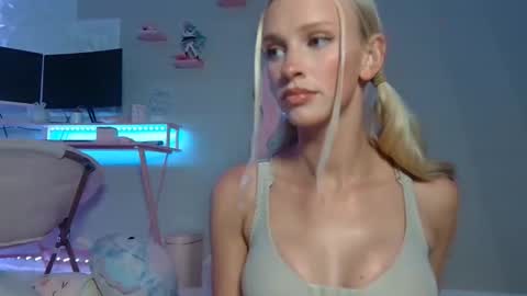 Snapshot of elsa_may chatting on March 10, 1:21 am elsa_may online show from March 10, 1:21 am