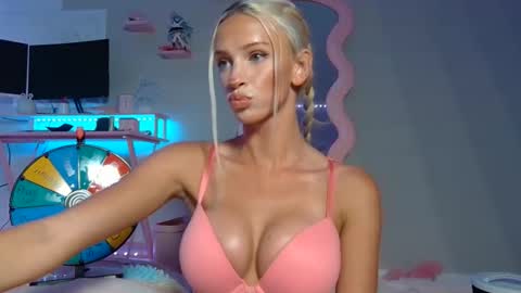 Snapshot of elsa_may chatting on April 14, 12:16 am elsa_may online show from April 14, 12:16 am